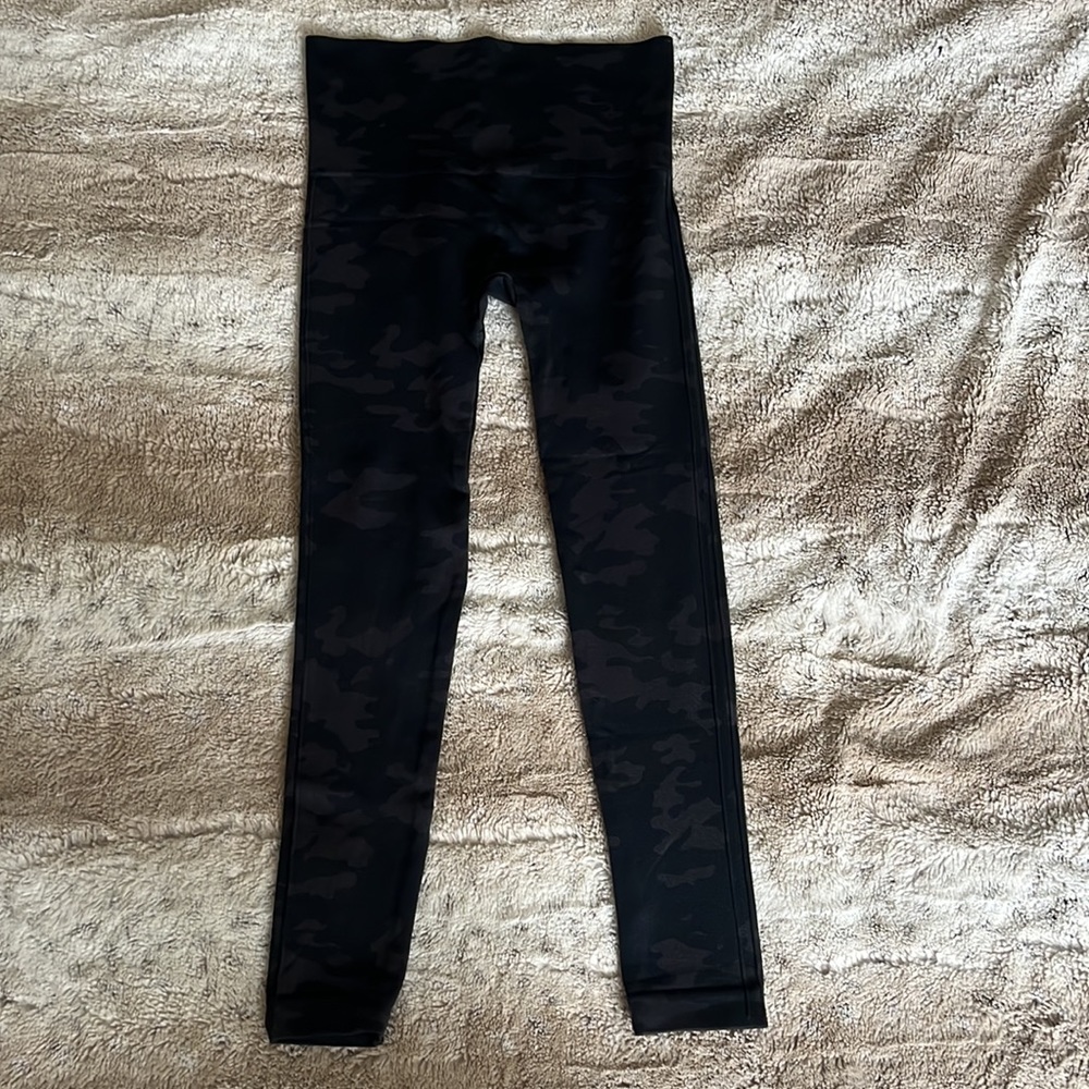 SPANX “look at me now” seamless leggings- XS black camo - Picture 4 of 7